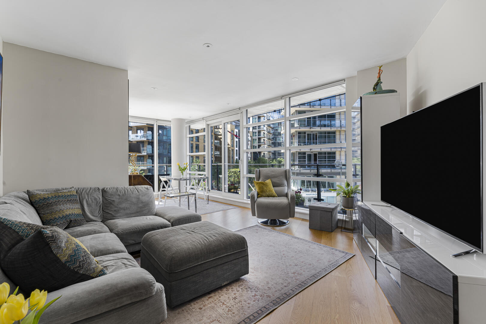 2 bed property in Battersea Reach, London
